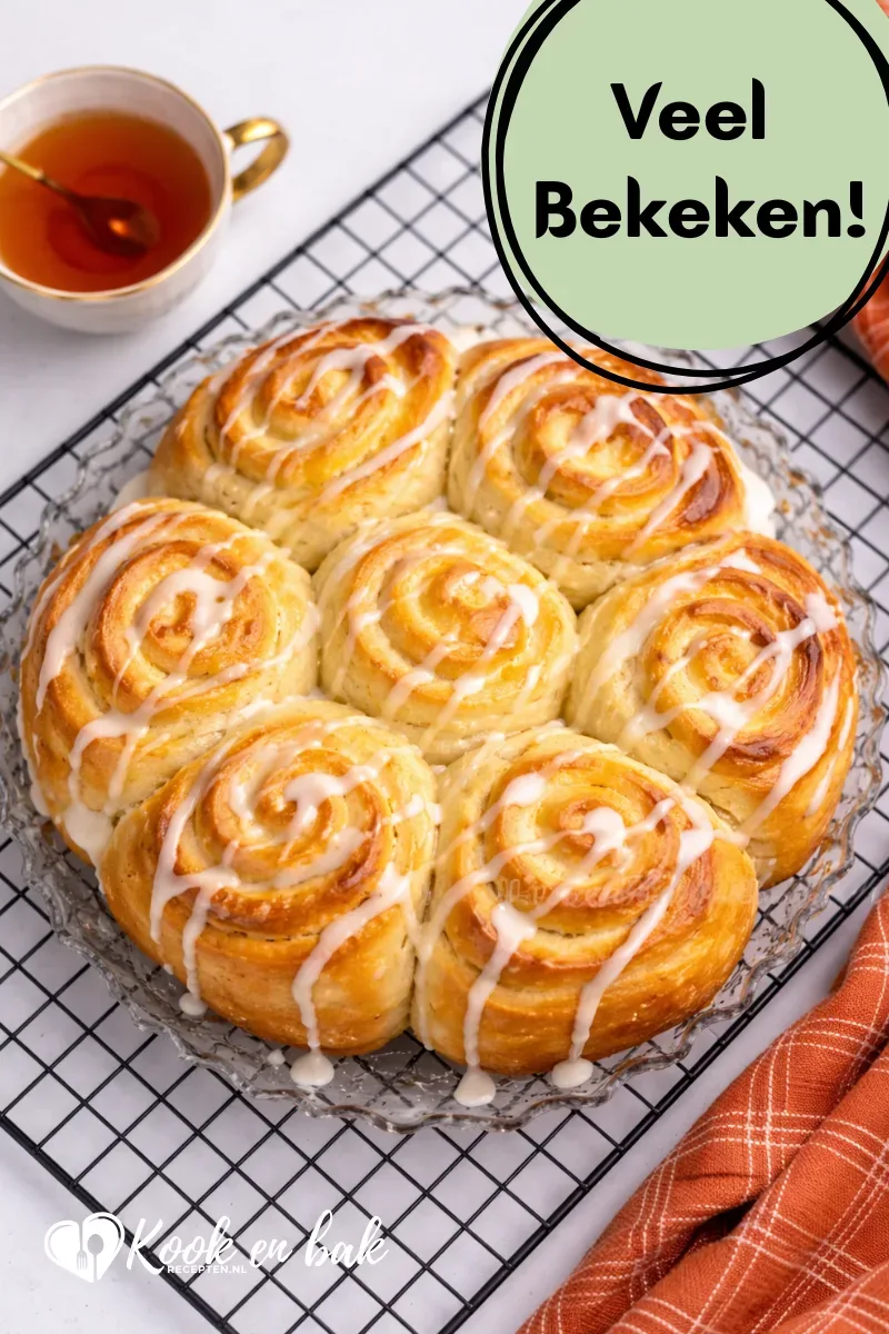 Zachte Chinois broodjes met een romige vulling van banketbakkersroom en rozijnen.