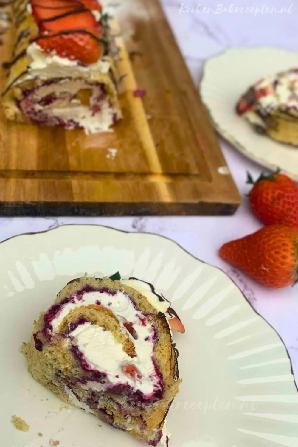 opgerolde cake met aardbeien masconovisrol