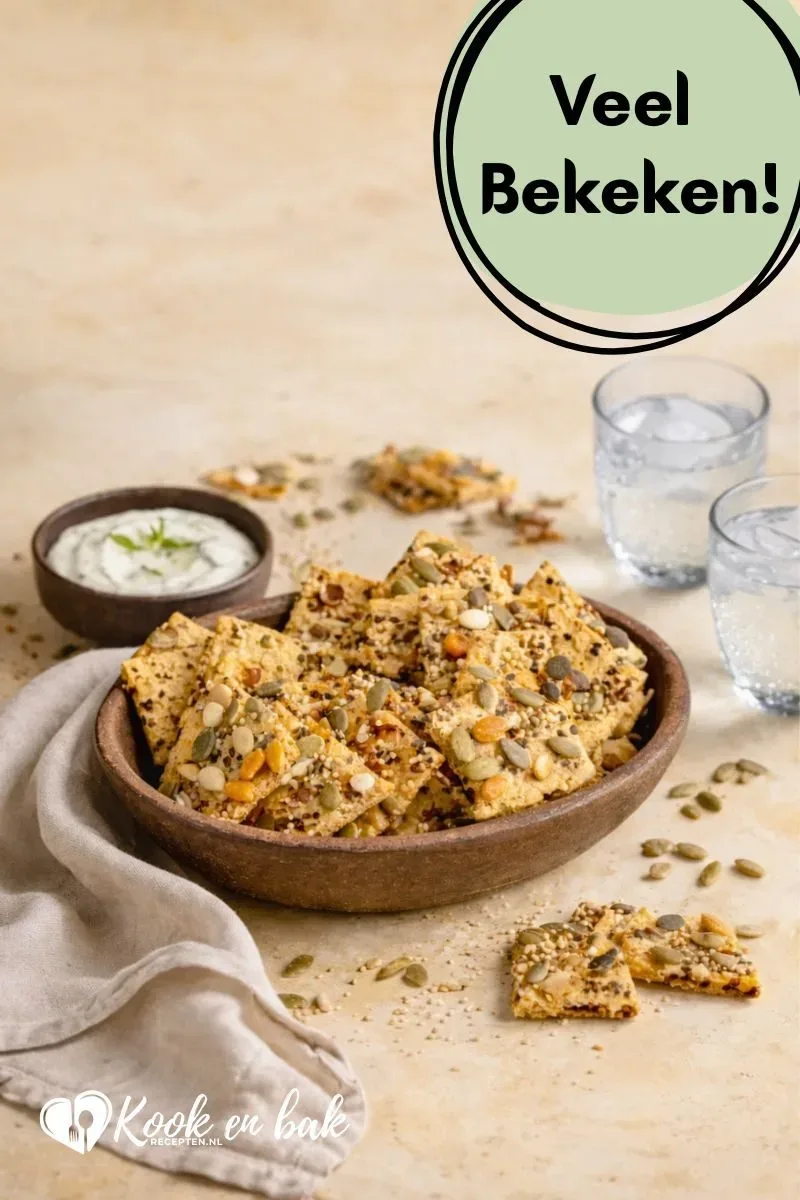 Zelfgemaakte zuurdesem crackers: knapperig, gezond en perfect om restjes zuurdesem starter op te maken.