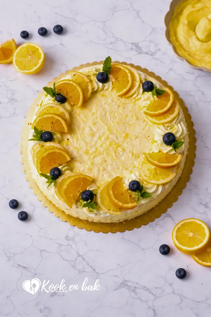 Frisse no-bake citroen cheesecake met een brosse koekjesbodem en een romige citroenvulling.