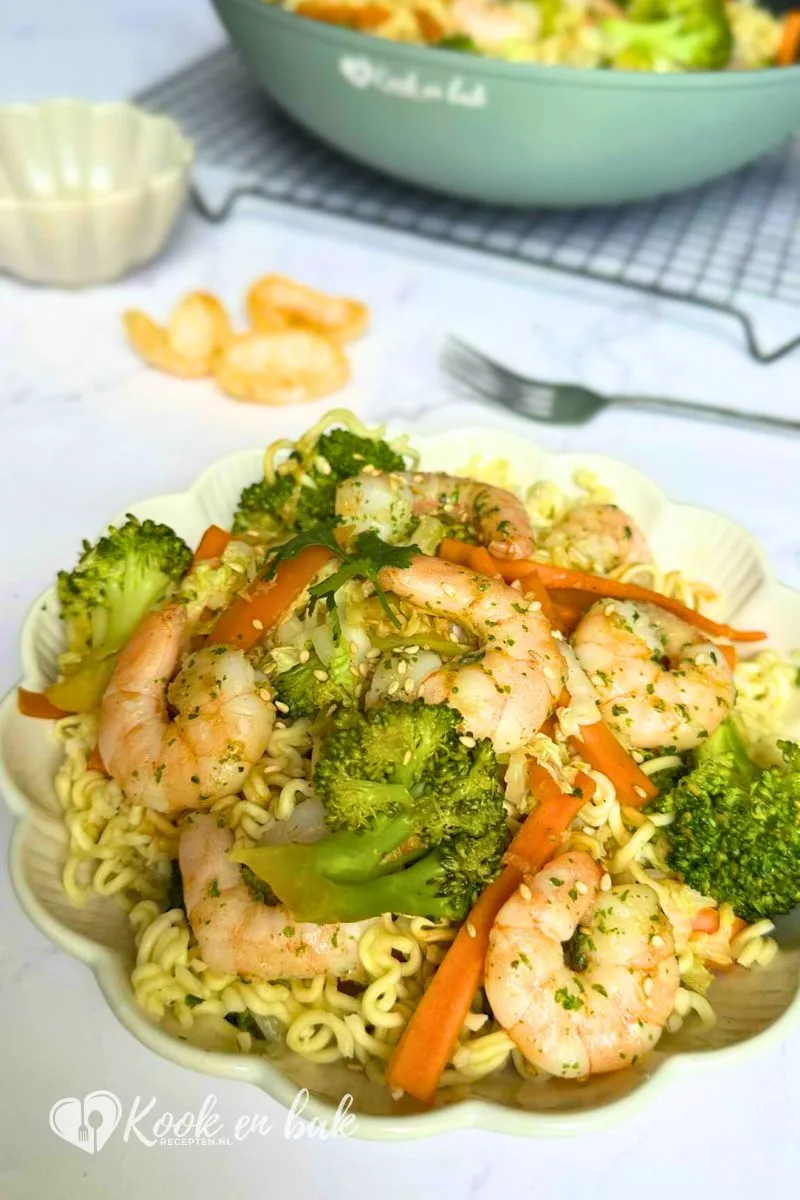 Makkelijk wokgerecht met noedels, broccoli en Chinese kool - snel weekdagrecept