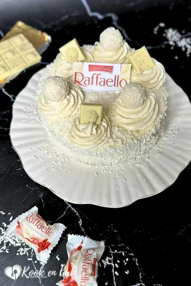 Raffaello Wolkentaart – luchtig, romig en feestelijk kookenbakrecepten.nl w