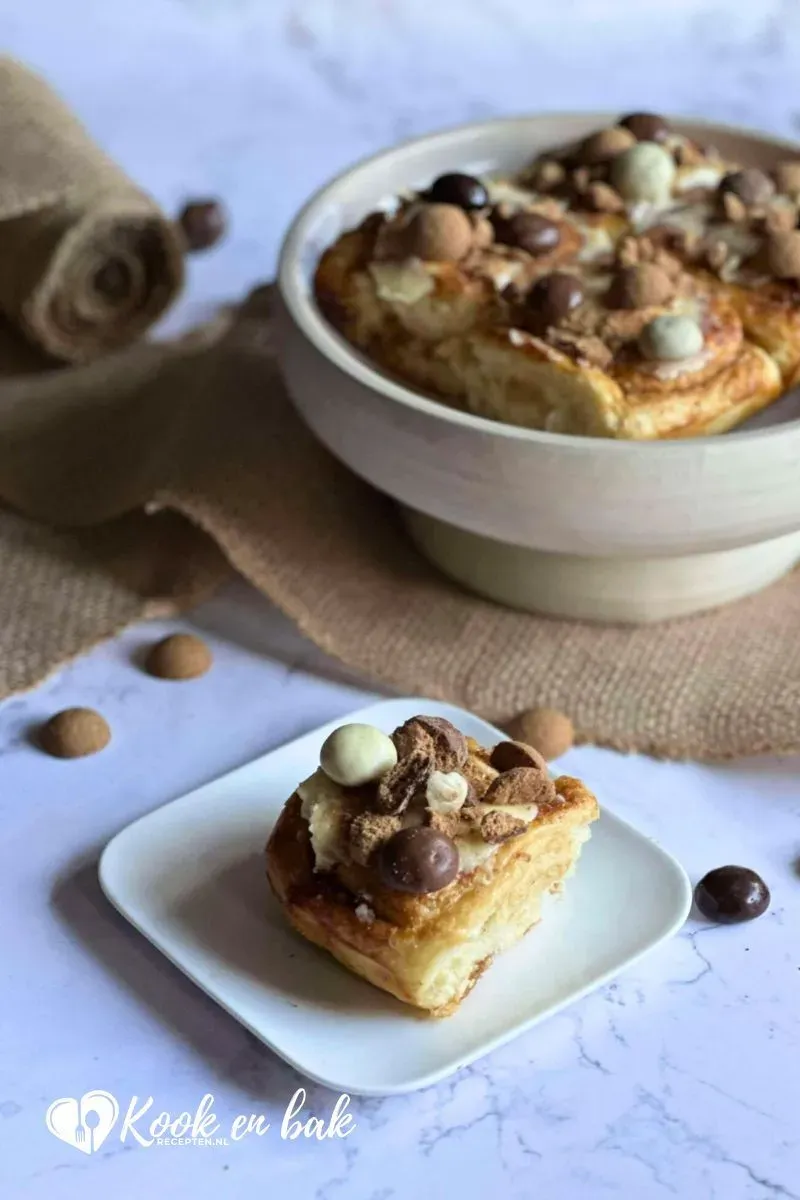 Kaneelbroodjes met pepernoten topping kookenbakrecepten.nl image