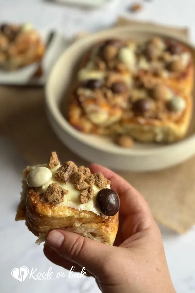 Kaneelbroodjes met pepernoten topping kookenbakrecepten.nl