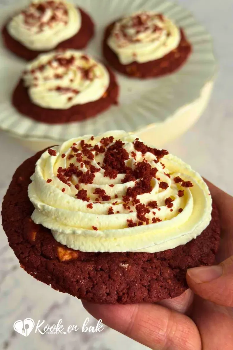 Red Velvet Crumbl Cookies image kookenbakrecepten.nl
