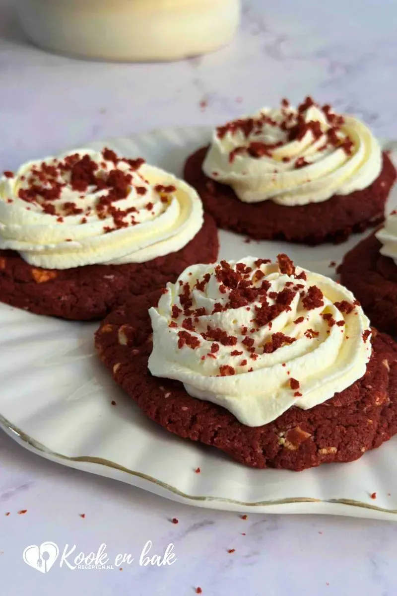 Red Velvet Crumbl Cookies kookenbakrecepten.nl