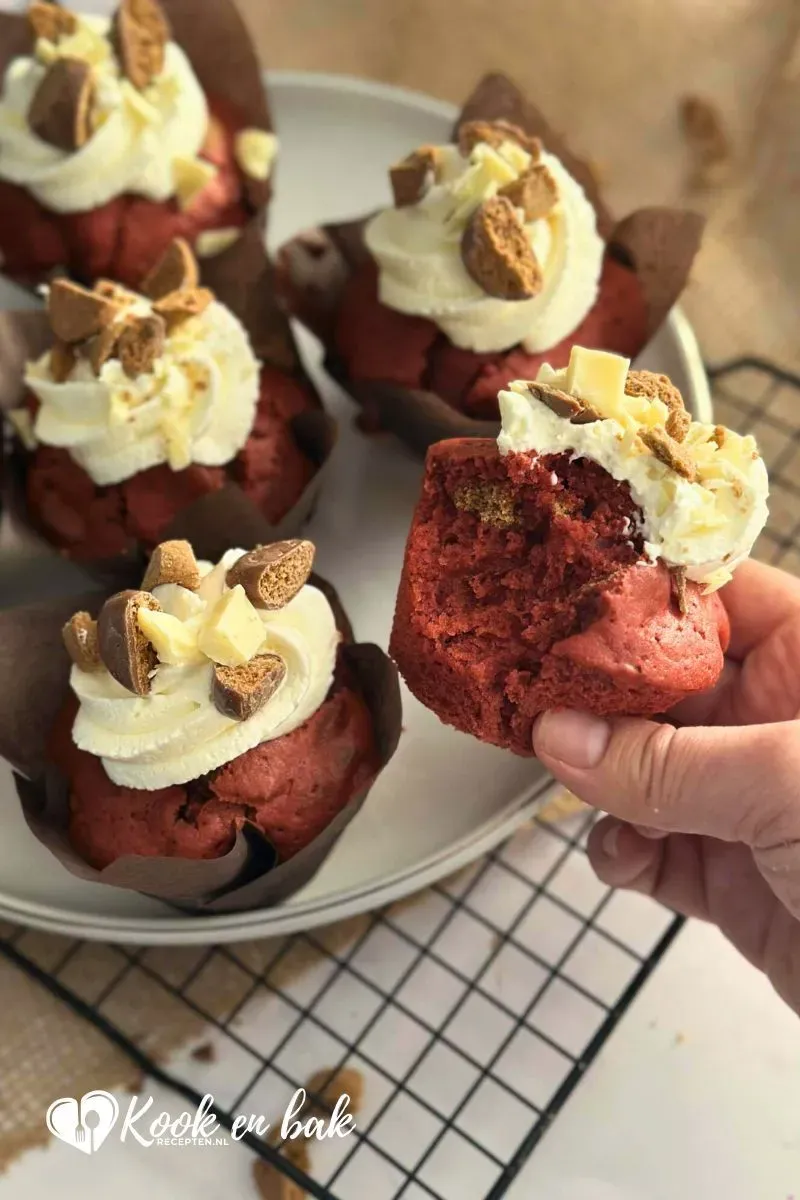 Red Velvet pepernoten cupcakes image kookenbakrecepten.nl (2)