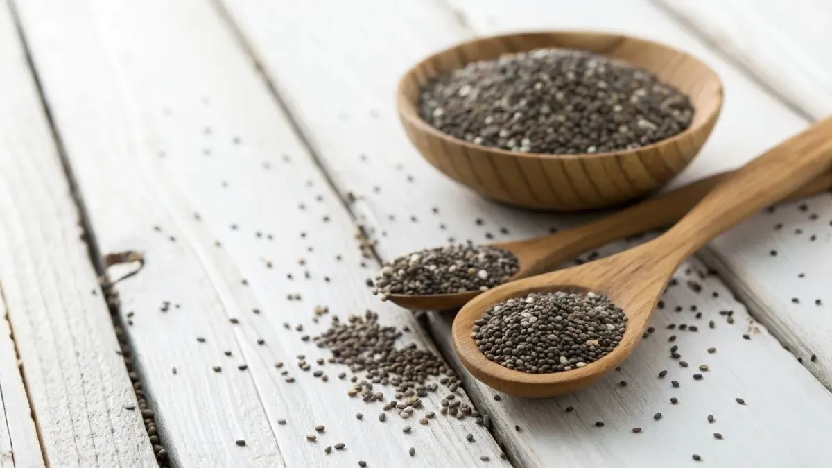 Houten lepel gevuld met chiazaad op een rustieke tafel