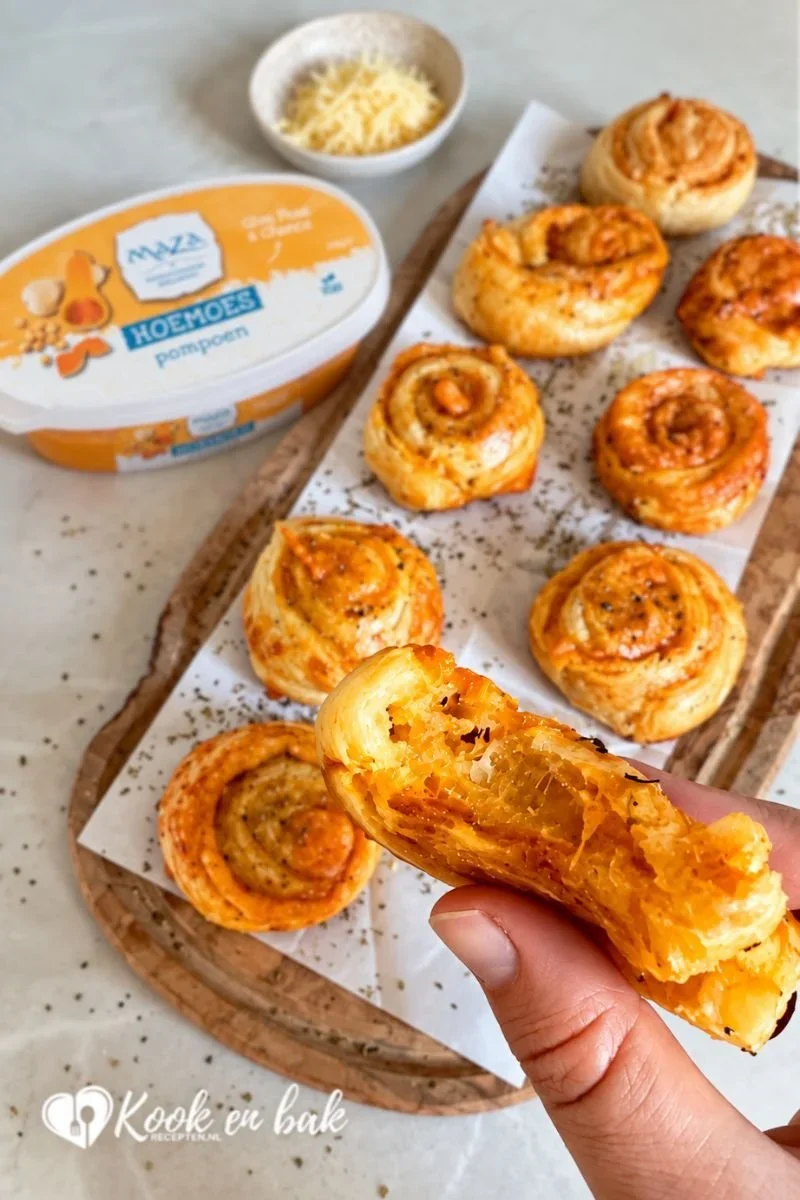 Hartige croissantrolletjes met hoemoes en kaas maza