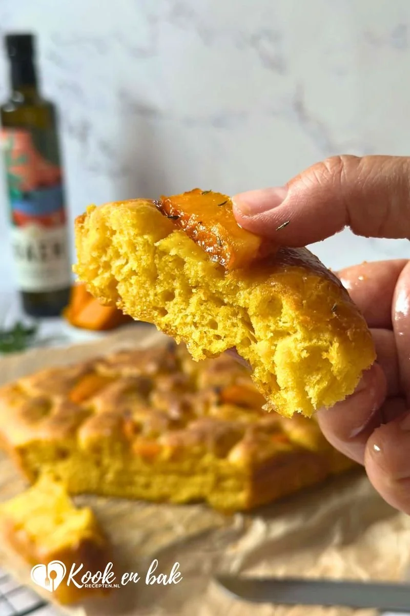 Luchtige pompoen focaccia met olijfolie en rozemarijn
